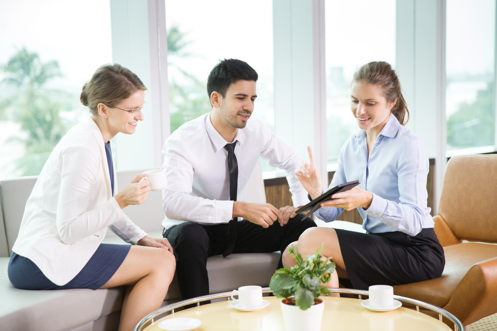 business-people-using-tablet-cafe